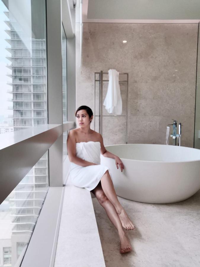 Ph Suites At Pavilion Bukit Bintang Куала Лумпур Екстериор снимка A woman wrapped in a bath sheet